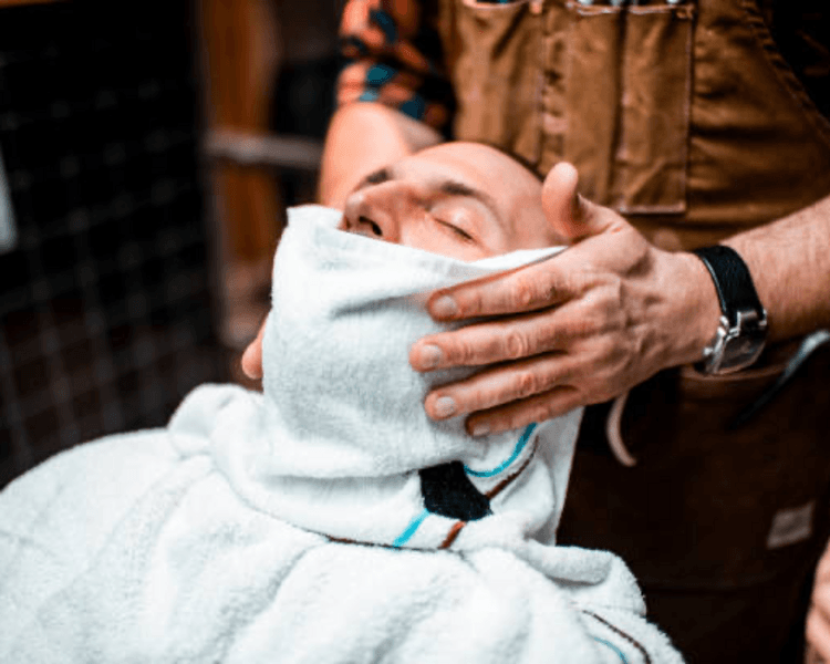 Corte + Barba con Toallas Calientes Premium
