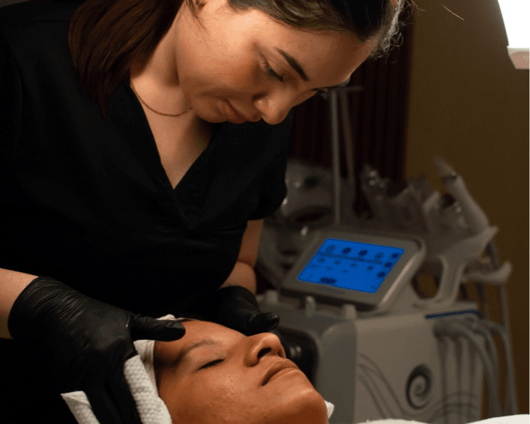 Limpieza profunda + aparatología personalizada