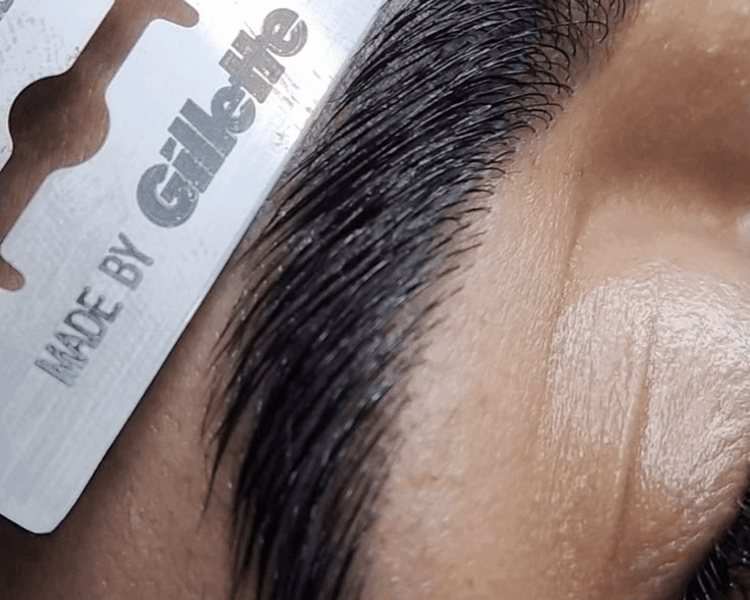 DEPILACION DE CEJAS CON CUCHILLA