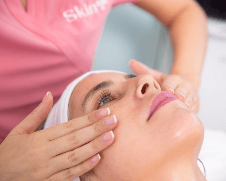 Perfilado de Cejas & Brow Lamination + Hidratación Facial