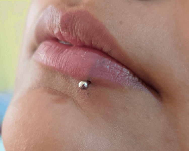 Perforación Labret Lateral