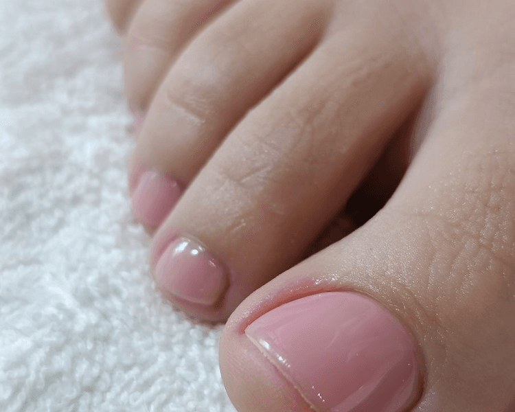 Pedicura con esmaltado semipermanente
