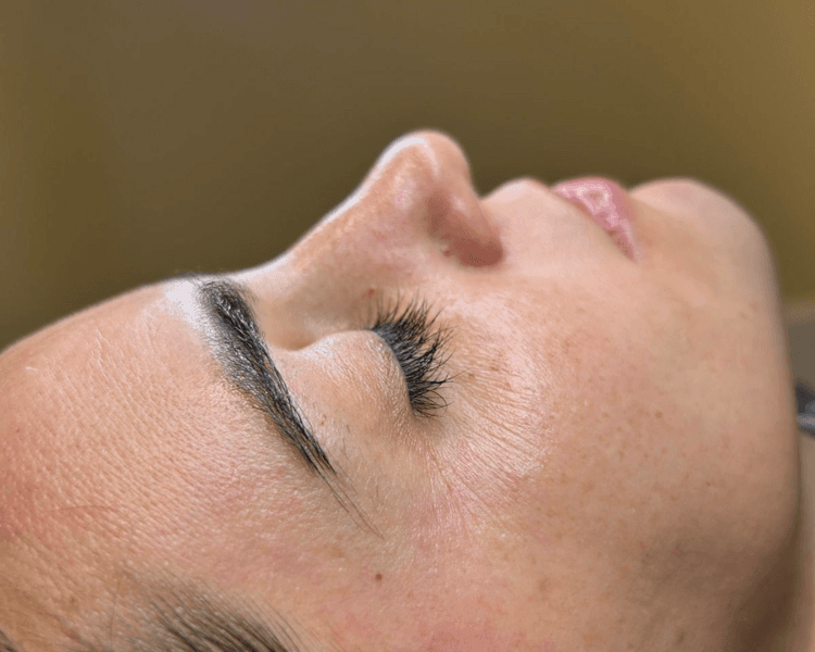 Promo: Diseño y perfilado de cejas + Depilación de rostro completo con HILO