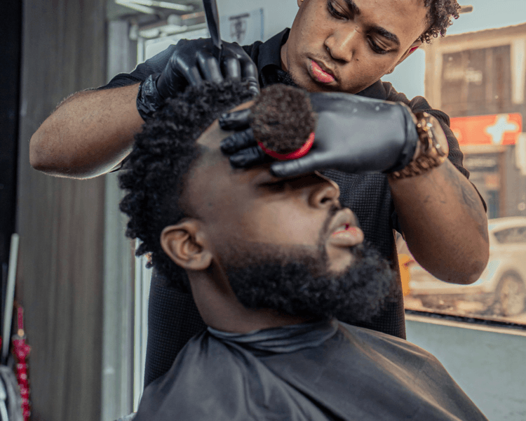 Corte completo raya ceja y barba