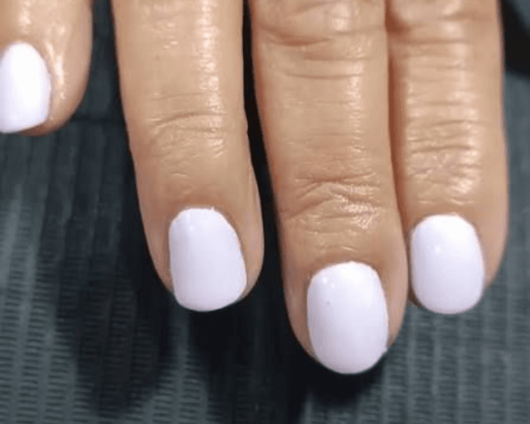 Manicuria con esmalte semipermanente liso (sin diseño)