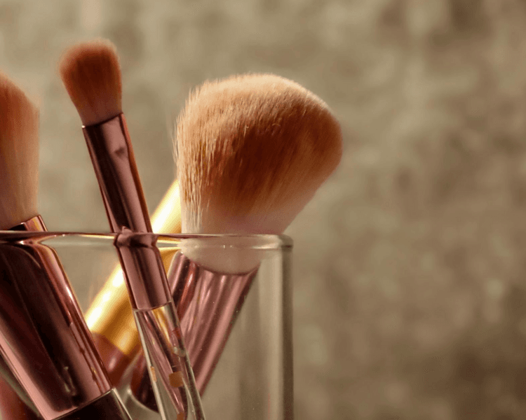 Sesión con maquillaje y peinado en estudio