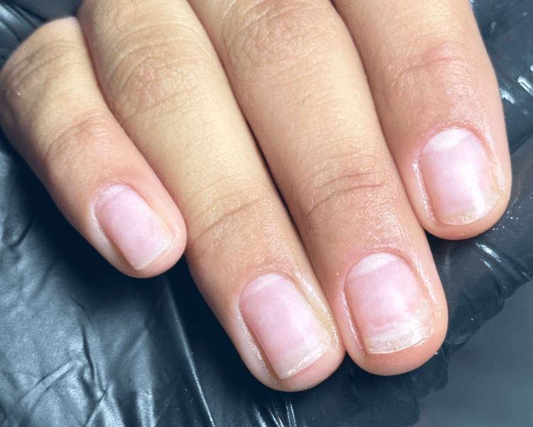 Limpieza de cutículas e hidratación