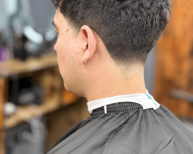 corte de cabello ,perfilado de barba ,cejas , depilación facial.