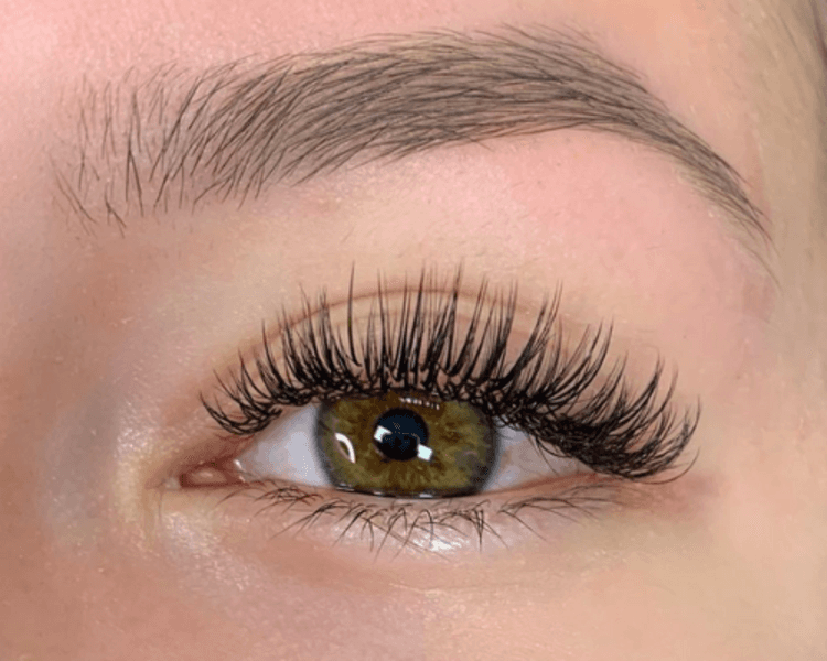 Extensiones de pestañas híbridas
