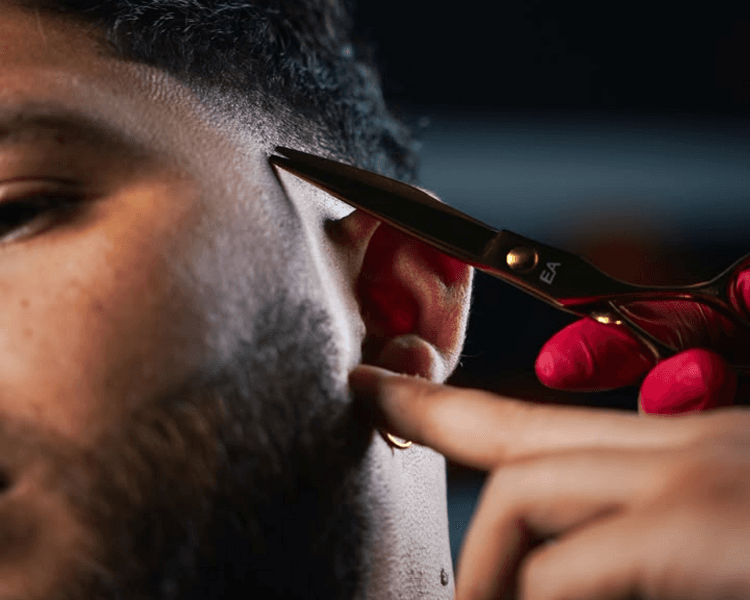 Corte de cabello y perfilado de barba.