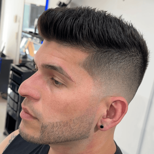 Corte de cabello y perfilado de barba (incluye lavado)