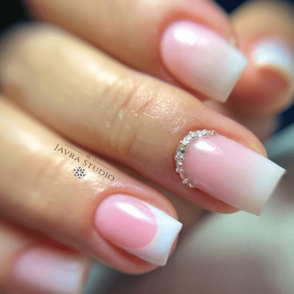 Uñas acrílicas: Francesa moderna