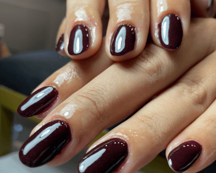 Manicuria con esmaltado semipermanente liso OPI Gel Color