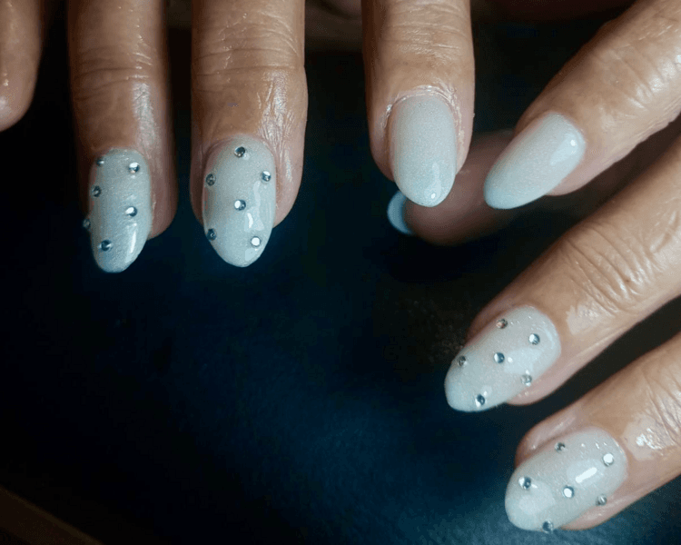 Decoración en uñas (glitter, strass, perlas, caviar, encapsulados, apliques)