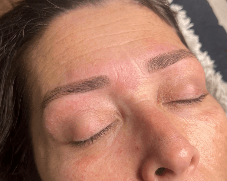 Tinte de cejas (incluye diseño y perfilado de cejas)