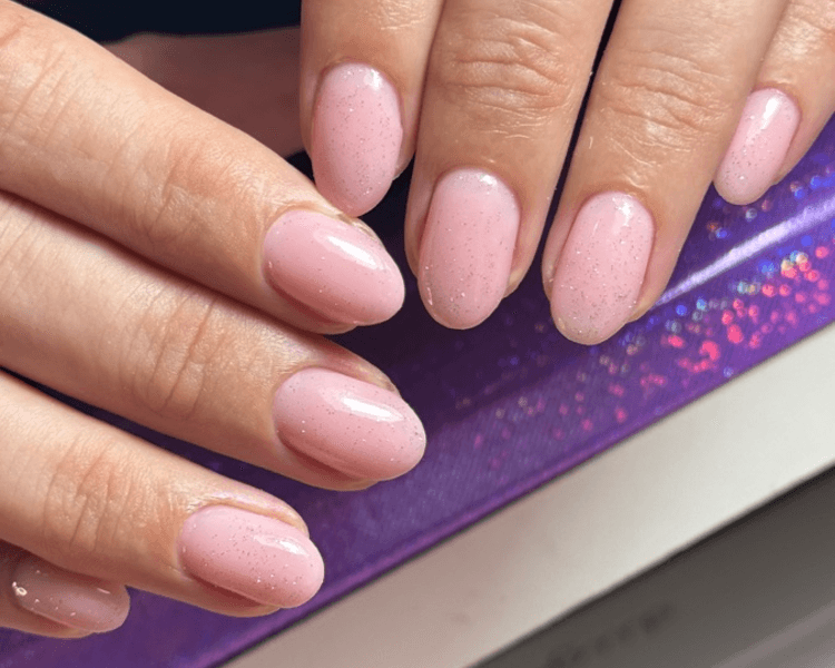 Capping (gel o poly en uñas cortas) + Diseño LISO o BÁSICO