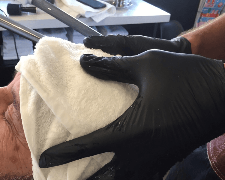 Afeitado Cabeza con Navaja (incluye Toallas calientes)