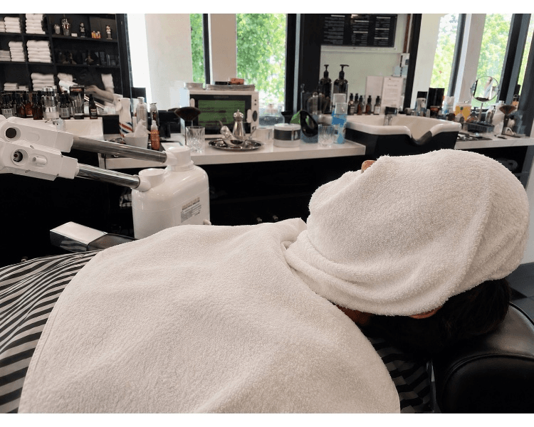 Hombre Black 1: Corte Pelo + Perfilado Barba Maestro (con toallas calientes)