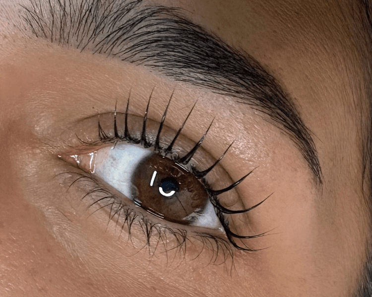 Lifting de pestañas + diseño y perfilado de cejas