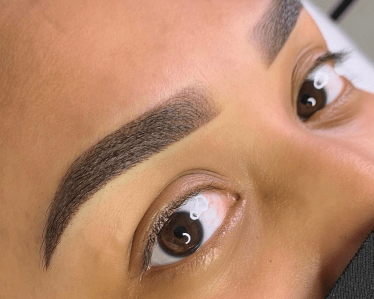 Micropigmentación de cejas efecto polvo