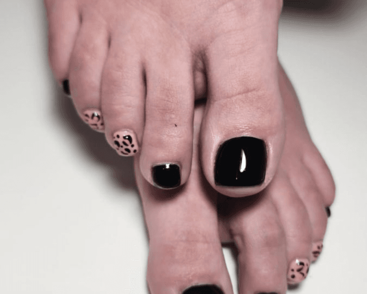Belleza de pies con esmaltado SEMI