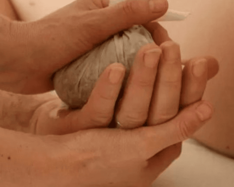 Masaje terapéutico herbal