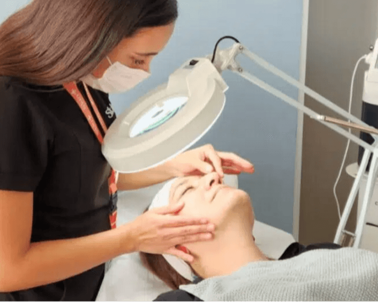 Carbon/Hollywood Peel + Limpieza Hidrofacial con Aquapure