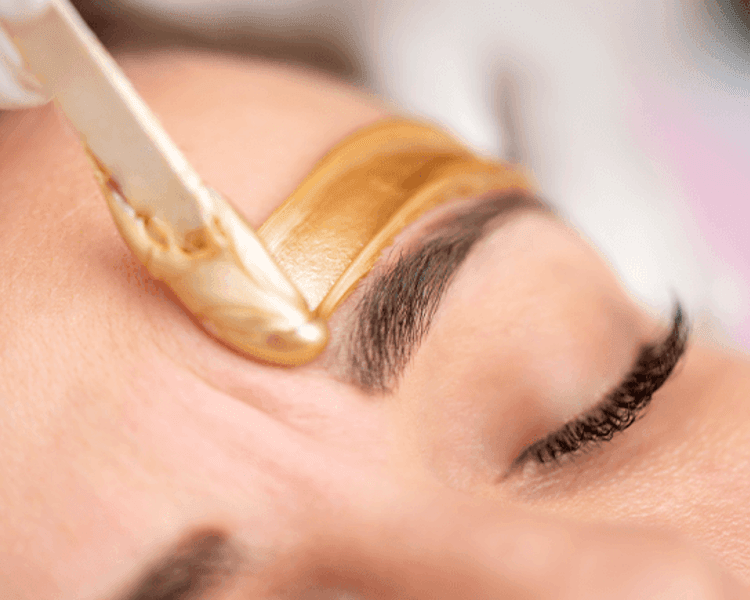 Eyebrow shaping / Diseño de cejas