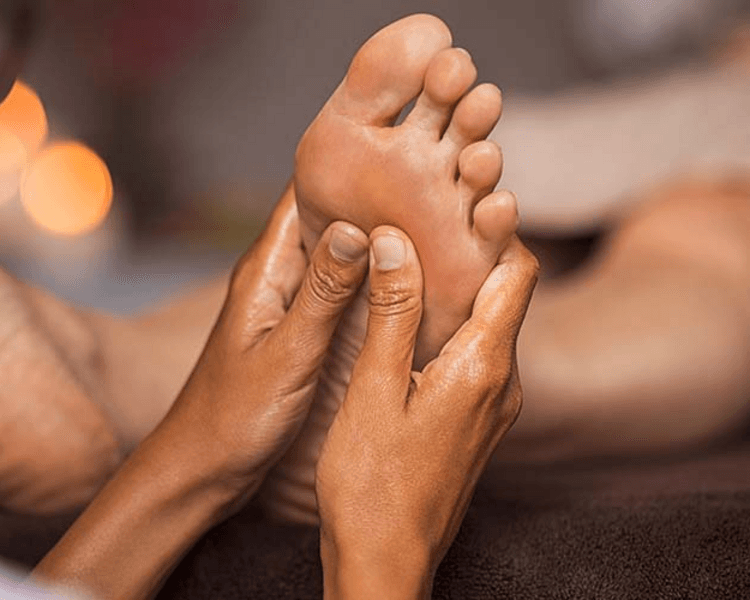 MASAJE DE PIES CANSADOS