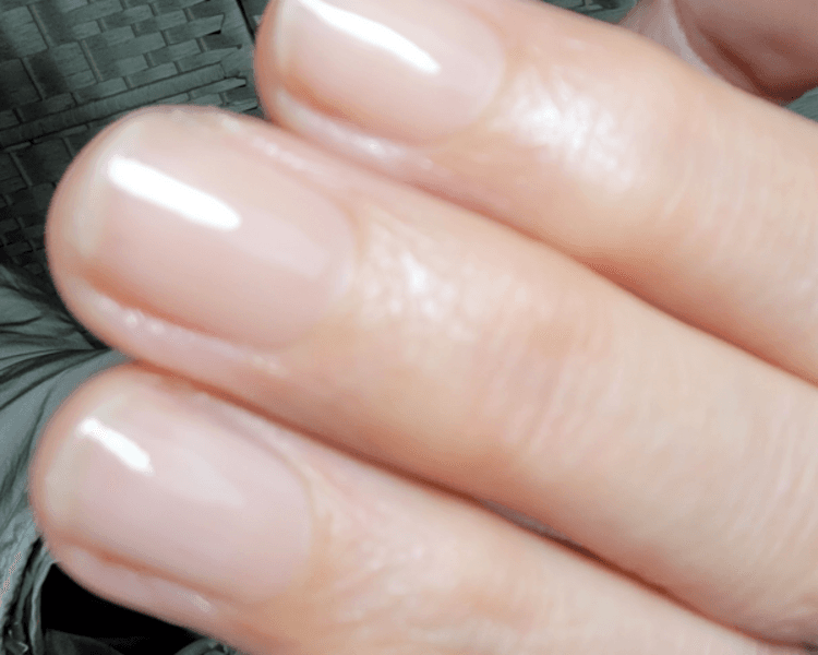 Retiro seguro de esmaltado prolongado y manicure fortalecedora