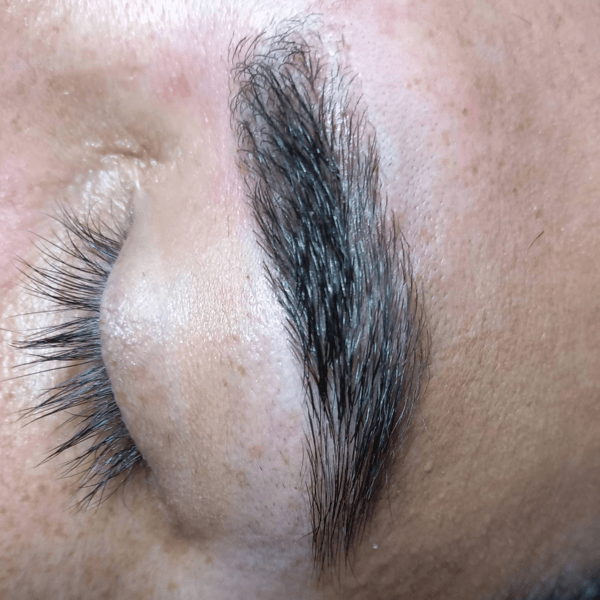 Diseño y perfilado de cejas con hilo