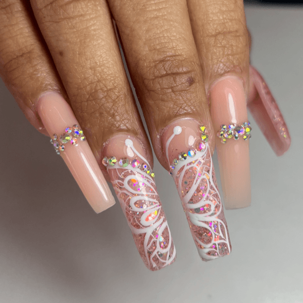 Set nuevo de uñas con diseño elaborado y/o piedra