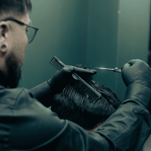 Corte de cabello y limpieza de cejas