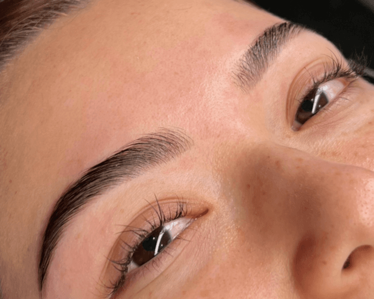 Depilación de cejas con henna