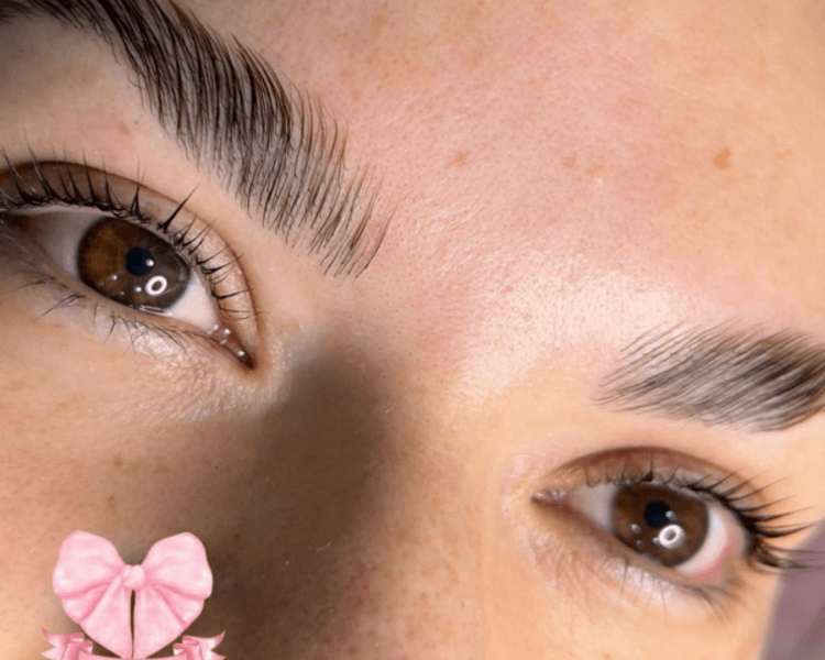 BROW LAMINATION (TINTE + NUTRICIÓN DE CEJAS) + LIFTING DE PESTAÑAS SIN TINTE