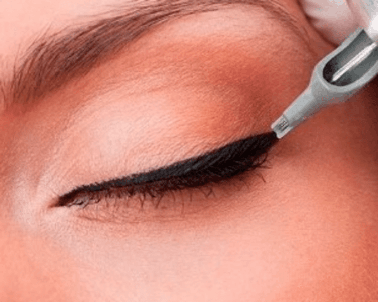Delineado de ojos CON cola