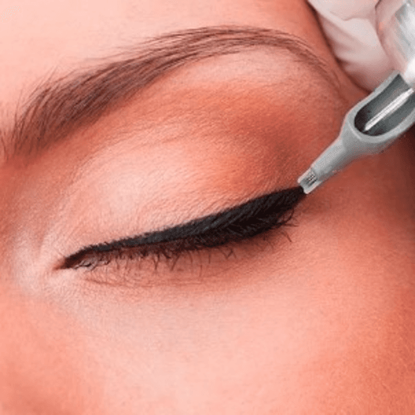 Delineado de ojos CON cola