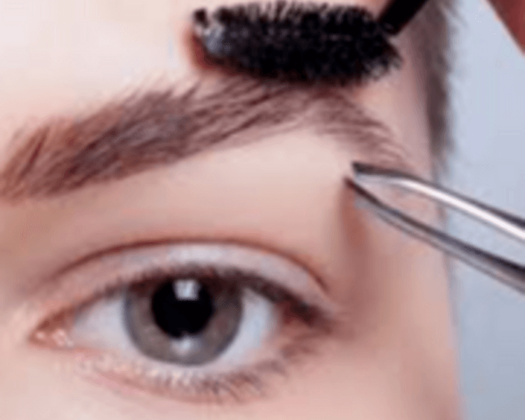 Perfilado de cejas con cintia