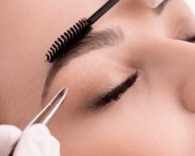 Perfilado de cejas con Velia