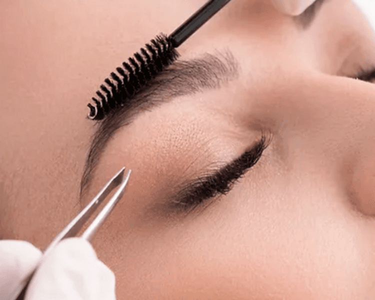 Perfilado de cejas con Velia