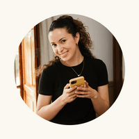 Constanza Rivero logo